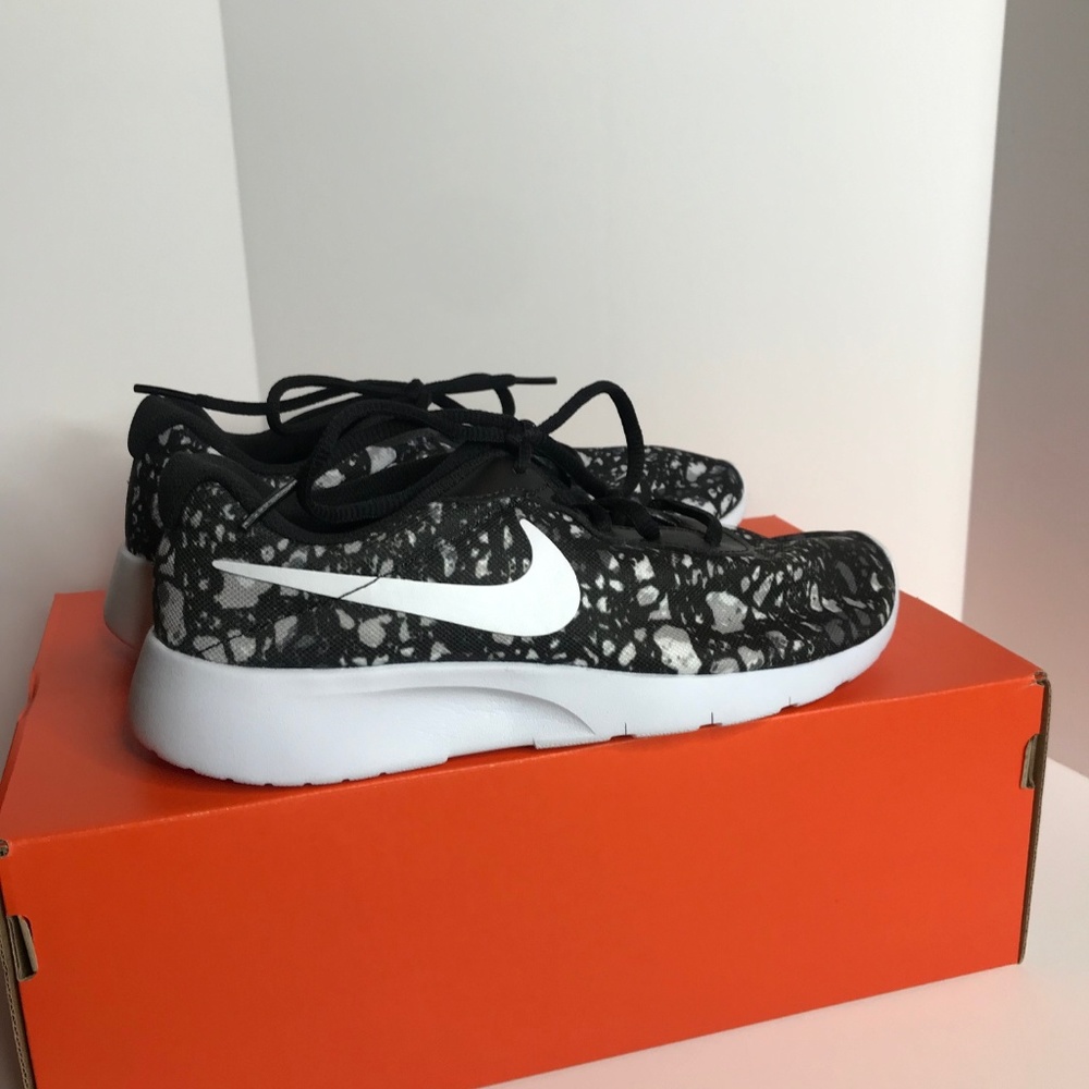 NWOT Kid's Nike size 5.5